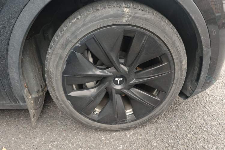 Used Tesla Model Y 2021 Standard Range Rear-Wheel Drive Version Right Front Wheel Hub