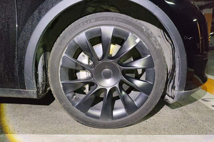 Used Tesla Model Y 2021 Long-Range All-Wheel-Drive Version 3D7 Right Front Wheel Hub