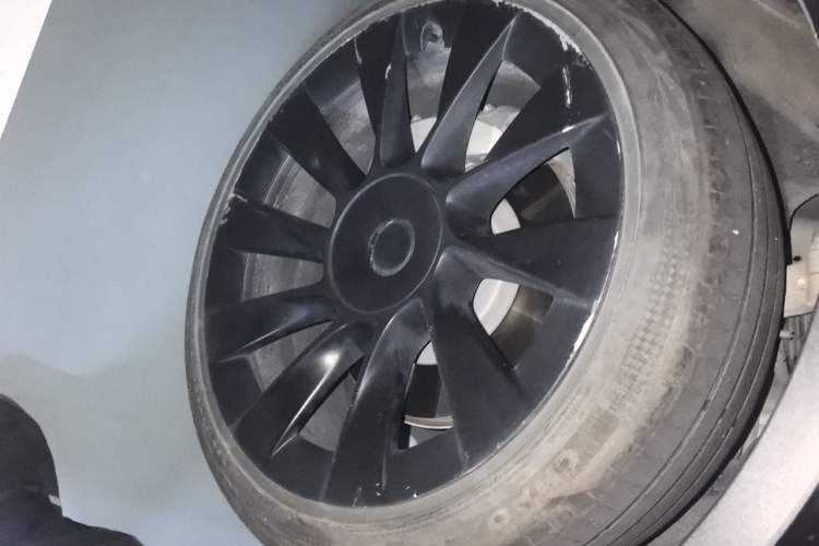 Used Tesla Model Y 2021 Standard Range Rear-Wheel Drive Version Right Front Wheel Hub