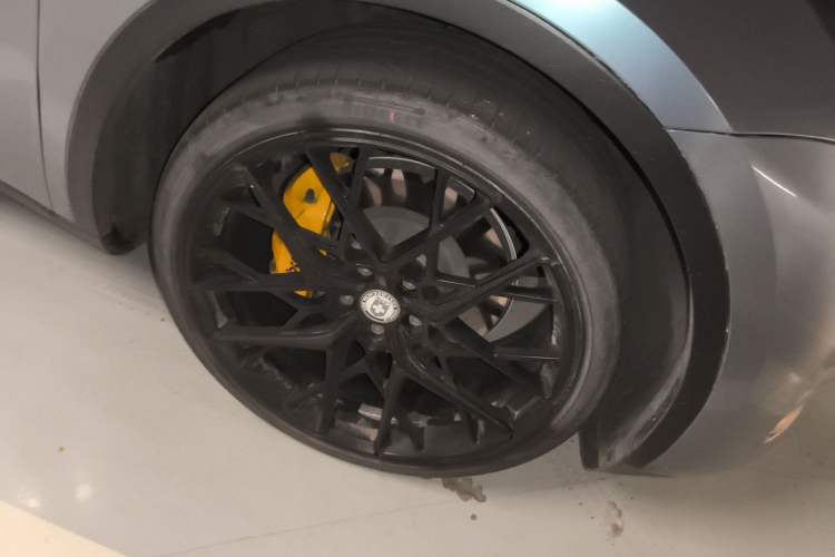 Used Tesla Model Y 2021 Long-Range All-Wheel-Drive Version Right Front Wheel Hub
