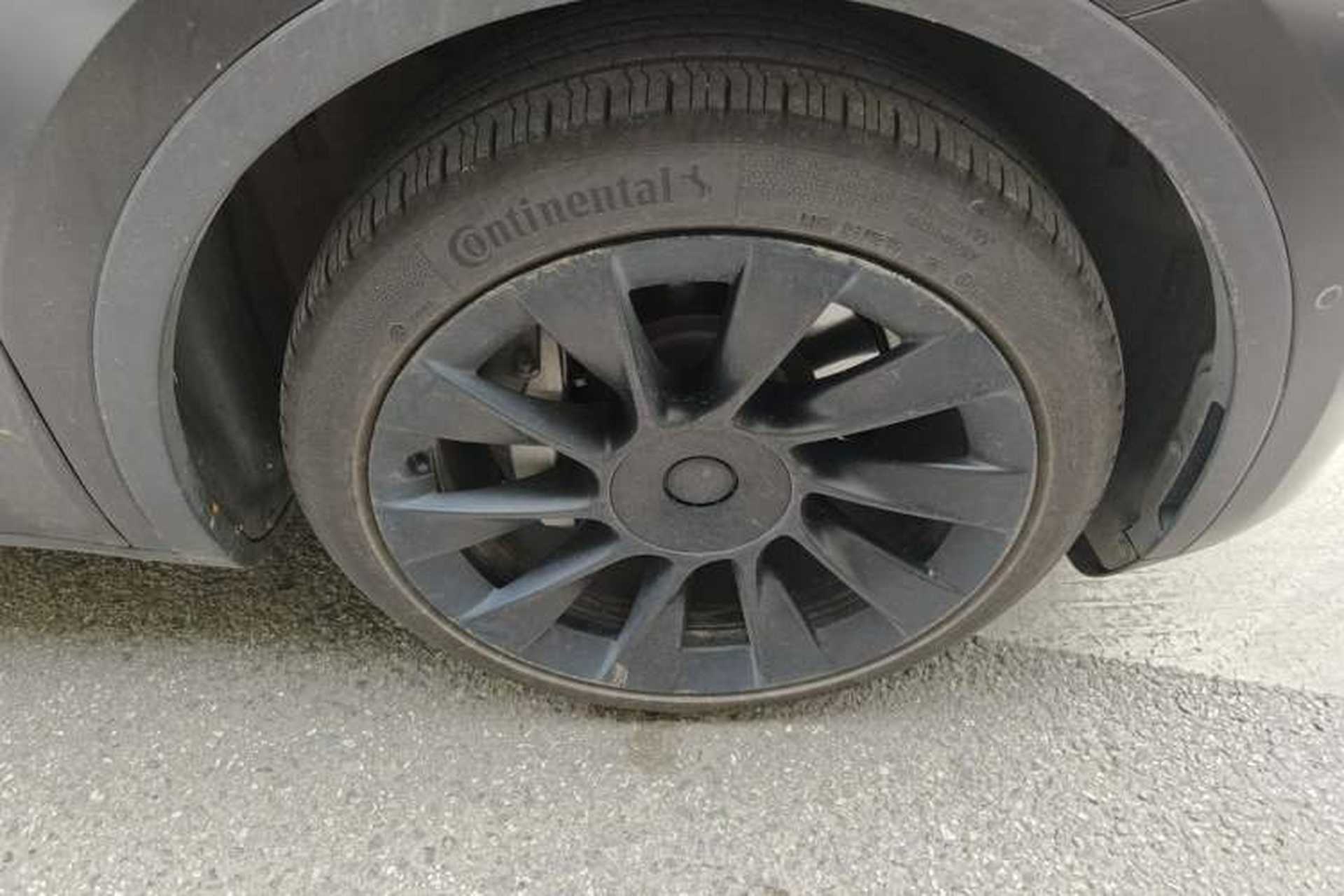 Used Tesla Model Y 2021 Long-Range All-Wheel-Drive Version 3D7 Right Front Wheel Hub