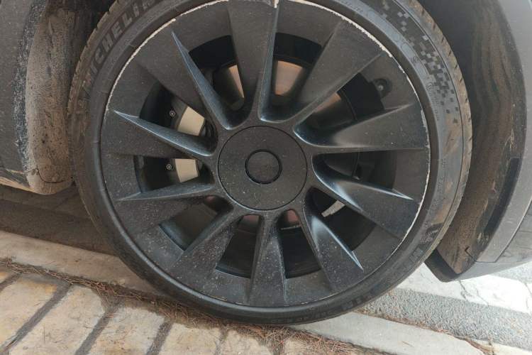 Used Tesla Model Y 2021 Standard Range Rear-Wheel Drive Version Right Front Wheel Hub