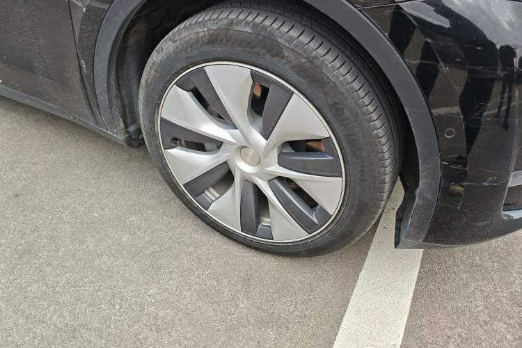 Used Tesla Model Y 2021 Standard Range Rear-Wheel Drive Version Right Front Wheel Hub