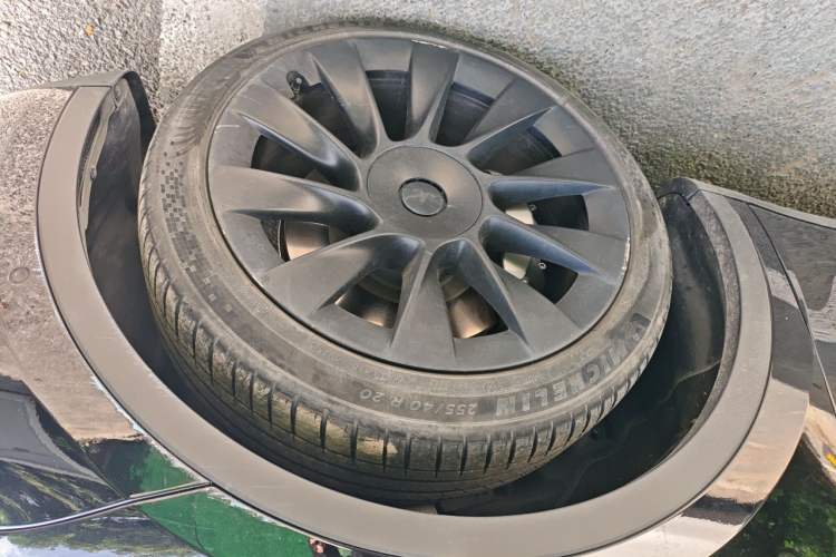 Used Tesla Model Y 2021 Standard Range Rear-Wheel Drive Version Right Front Wheel Hub