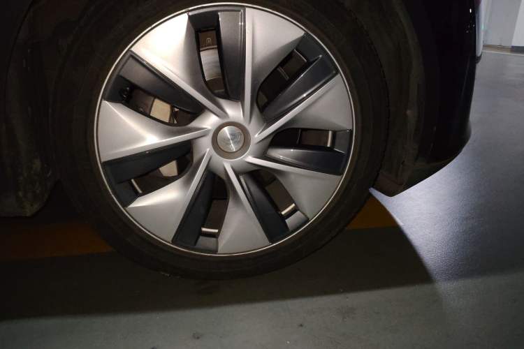 Used Tesla Model Y 2021 Standard Range Rear-Wheel Drive Version Right Front Wheel Hub