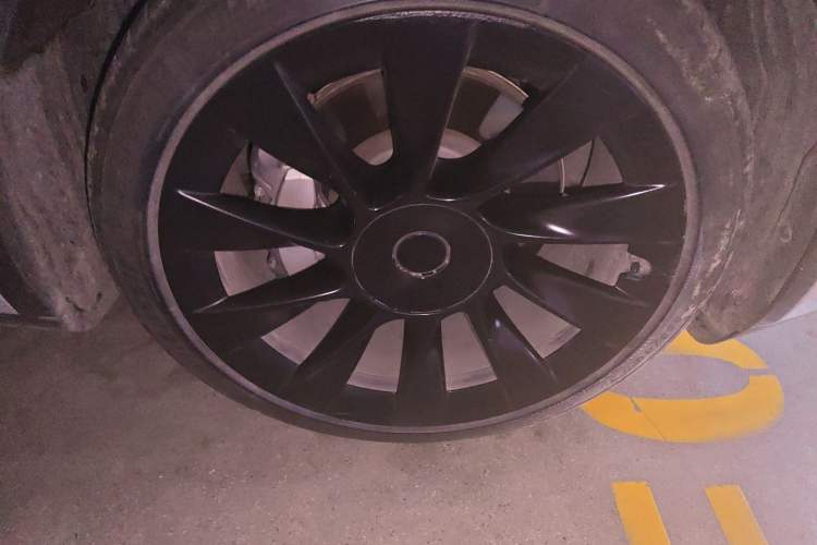 Used Tesla Model Y 2021 Standard Range Rear-Wheel Drive Version Right Front Wheel Hub