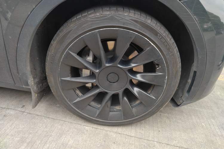 Used Tesla Model Y 2021 Long-Range All-Wheel-Drive Version Right Front Wheel Hub