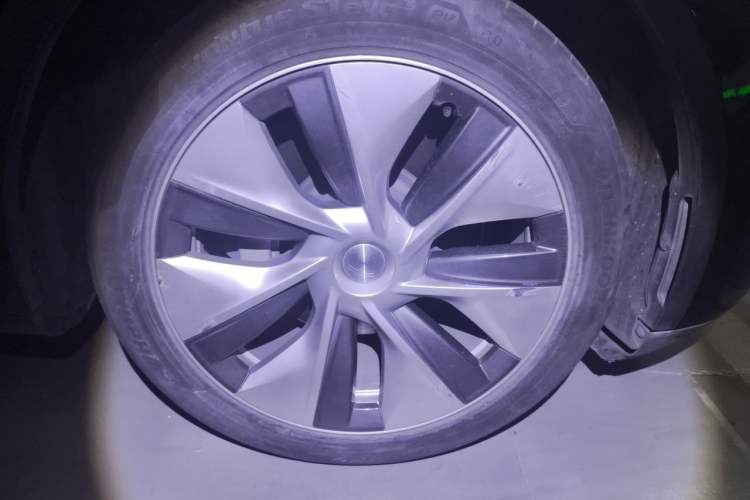 Used Tesla Model Y 2021 Revised Version 2 Long-Range All-Wheel-Drive Edition Right Front Wheel Hub