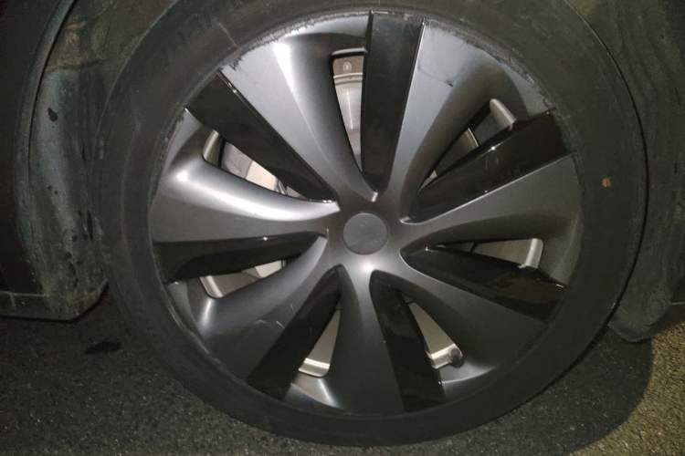 Used Tesla Model Y 2021 Standard Range Rear-Wheel Drive Version Right Front Wheel Hub