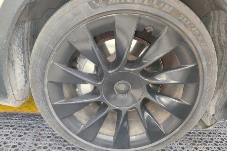 Used Tesla Model Y 2021 Standard Range Rear-Wheel Drive Version Right Front Wheel Hub