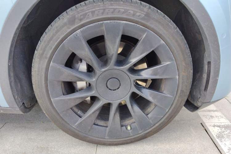 Used Tesla Model Y 2021 Standard Range Rear-Wheel Drive Version Right Front Wheel Hub