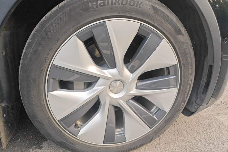 Used Tesla Model Y 2021 Long-Range All-Wheel-Drive Version Right Front Wheel Hub