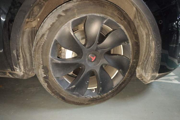 Used Tesla Model Y 2021 Standard Range Rear-Wheel Drive Version Right Front Wheel Hub