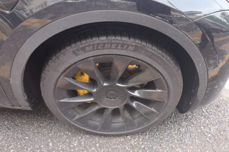 Used Tesla Model Y 2021 Standard Range Rear-Wheel Drive Version Right Front Wheel Hub