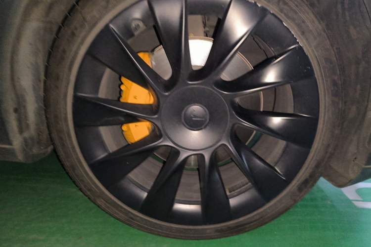 Used Tesla Model Y 2021 Standard Range Rear-Wheel Drive Version Right Front Wheel Hub