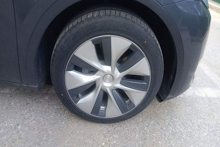 Used Tesla Model Y 2021 Standard Range Rear-Wheel Drive Version Right Front Wheel Hub