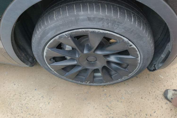 Used Tesla Model Y 2021 Standard Range Rear-Wheel Drive Version Right Front Wheel Hub