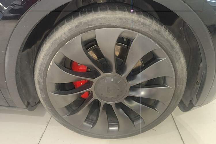 Used Tesla Model Y 2021 Performance High-Performance All-Wheel-Drive Version Right Front Wheel Hub