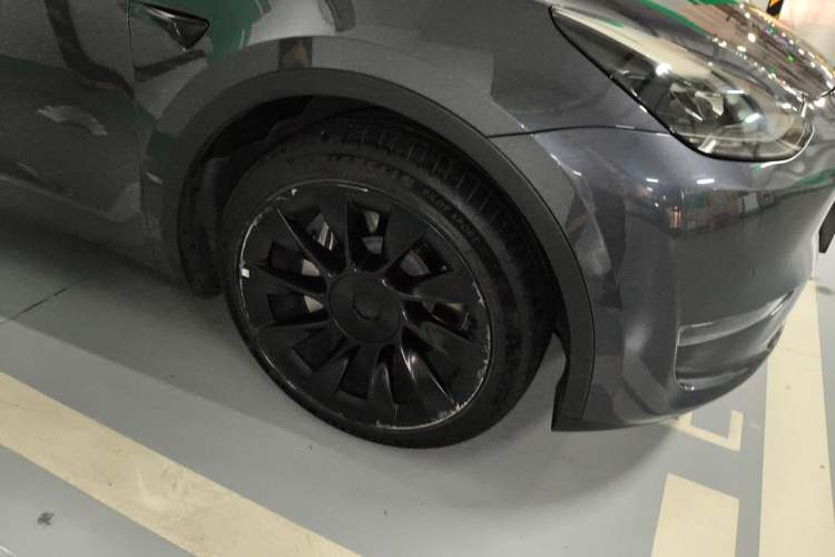 Used Tesla Model Y 2021 Long-Range All-Wheel-Drive Version 3D7 Right Front Wheel Hub