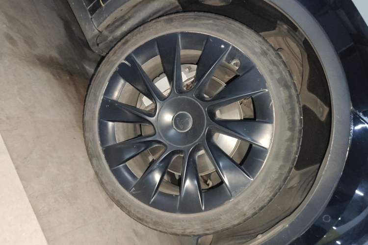 Used Tesla Model Y 2021 Standard Range Rear-Wheel Drive Version Right Front Wheel Hub