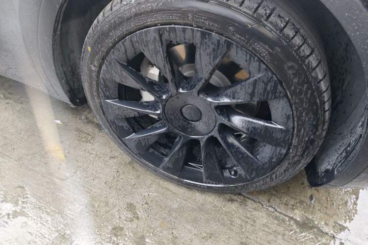 Used Tesla Model Y 2021 Standard Range Rear-Wheel Drive Version Right Front Wheel Hub