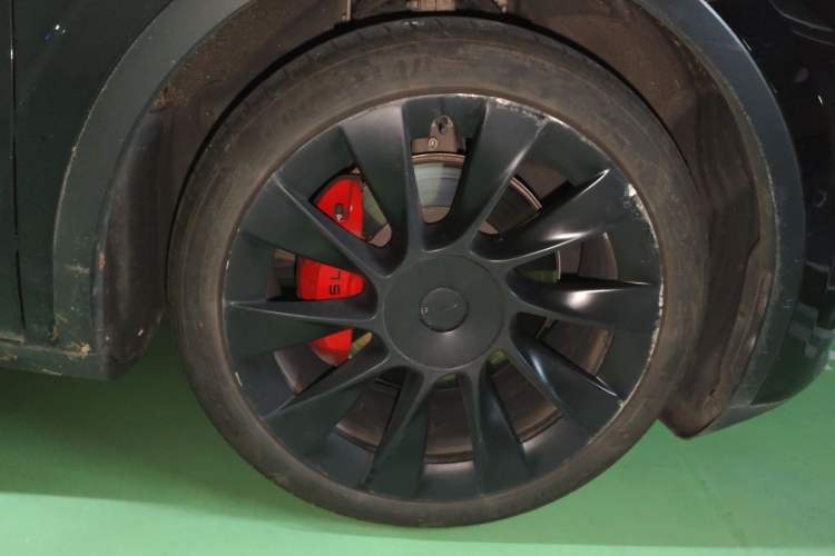Used Tesla Model Y 2021 Long-Range All-Wheel-Drive Version 3D7 Right Front Wheel Hub