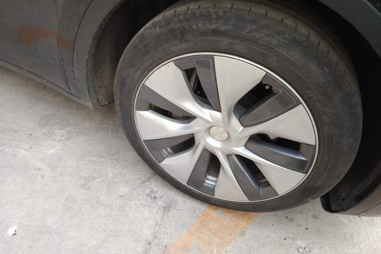 Used Tesla Model Y 2021 Standard Range Rear-Wheel Drive Version Right Front Wheel Hub