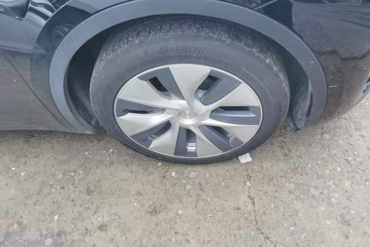 Used Tesla Model Y 2021 Long-Range All-Wheel-Drive Version 3D7 Right Front Wheel Hub