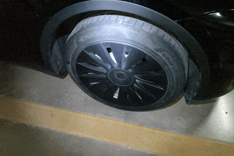 Used Tesla Model Y 2021 Standard Range Rear-Wheel Drive Version Right Front Wheel Hub