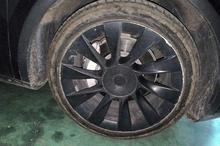 Used Tesla Model Y 2021 Long-Range All-Wheel-Drive Version 3D7 Right Front Wheel Hub