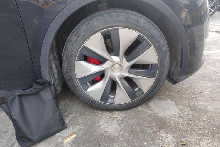 Used Tesla Model Y 2021 Long-Range All-Wheel-Drive Version Right Front Wheel Hub