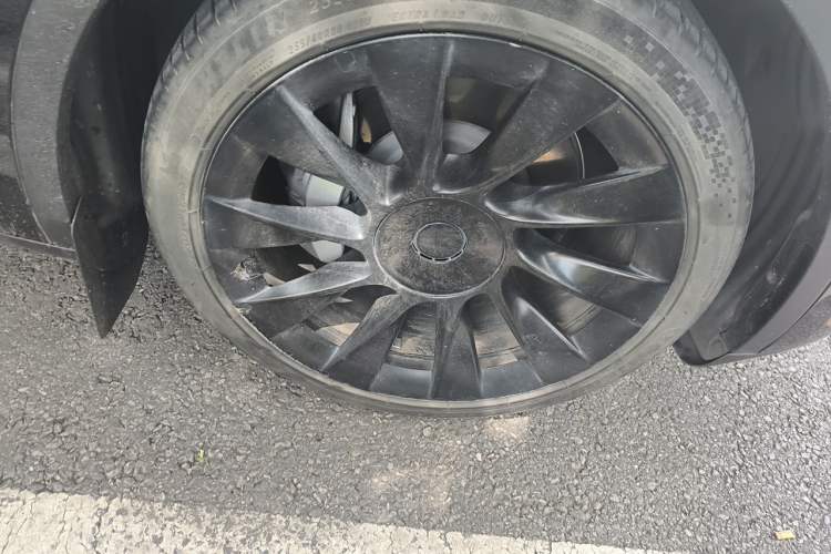 Used Tesla Model Y 2021 Standard Range Rear-Wheel Drive Version Right Front Wheel Hub