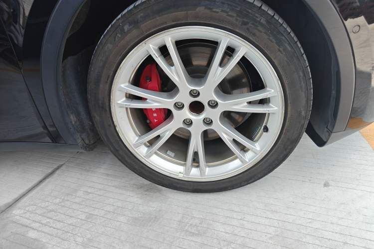 Used Tesla Model Y 2021 Standard Range Rear-Wheel Drive Version Right Front Wheel Hub
