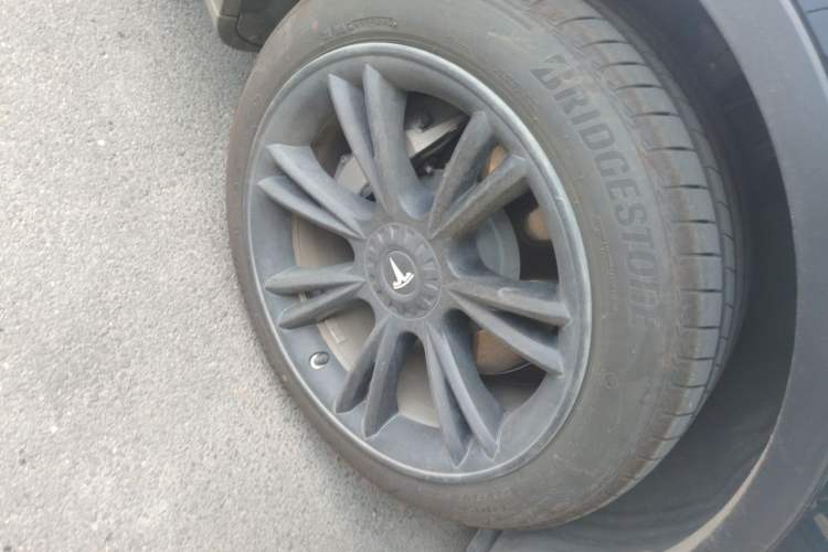 Used Tesla Model Y 2021 Standard Range Rear-Wheel Drive Version Right Front Wheel Hub