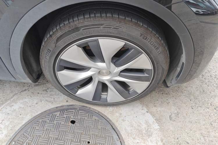 Used Tesla Model Y 2021 Standard Range Rear-Wheel Drive Version Right Front Wheel Hub