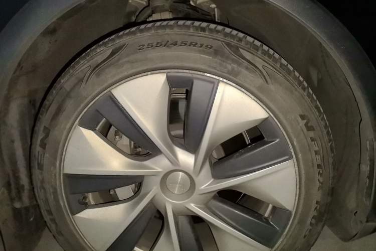 Used Tesla Model Y 2021 Long-Range All-Wheel-Drive Version 3D7 Right Front Wheel Hub