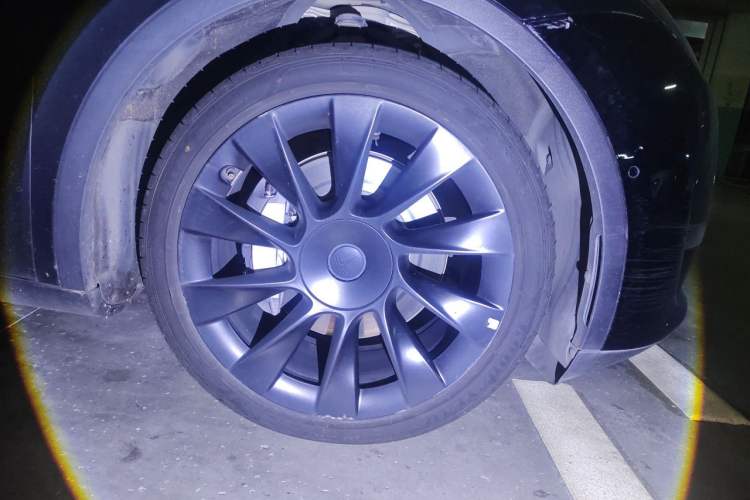 Used Tesla Model Y 2021 Long-Range All-Wheel-Drive Version 3D7 Right Front Wheel Hub