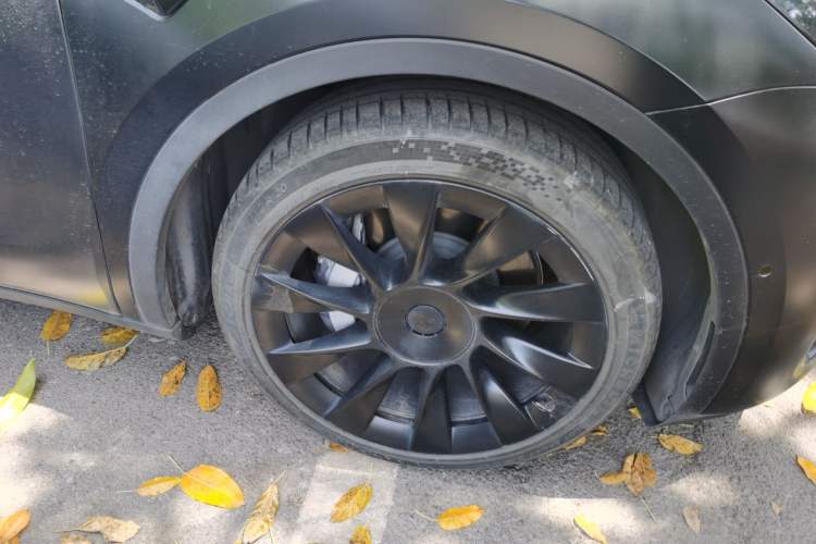 Used Tesla Model Y 2021 Long-Range All-Wheel-Drive Version 3D7 Right Front Wheel Hub