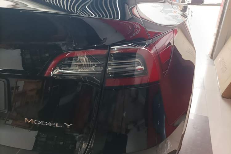 Used Tesla Model Y 2021 Standard Range Rear-Wheel Drive Version Right Rear Taillight