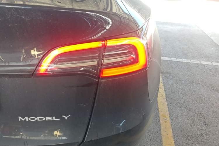 Used Tesla Model Y 2021 Standard Range Rear-Wheel Drive Version Right Rear Taillight