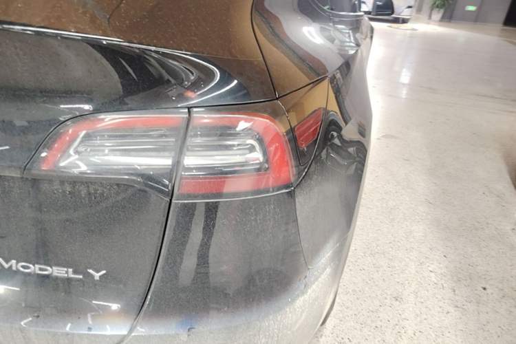 Used Tesla Model Y 2021 Long-Range All-Wheel-Drive Version Right Rear Taillight
