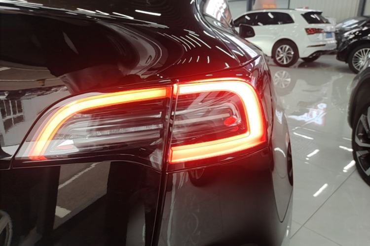 Used Tesla Model Y 2021 Standard Range Rear-Wheel Drive Version Right Rear Taillight