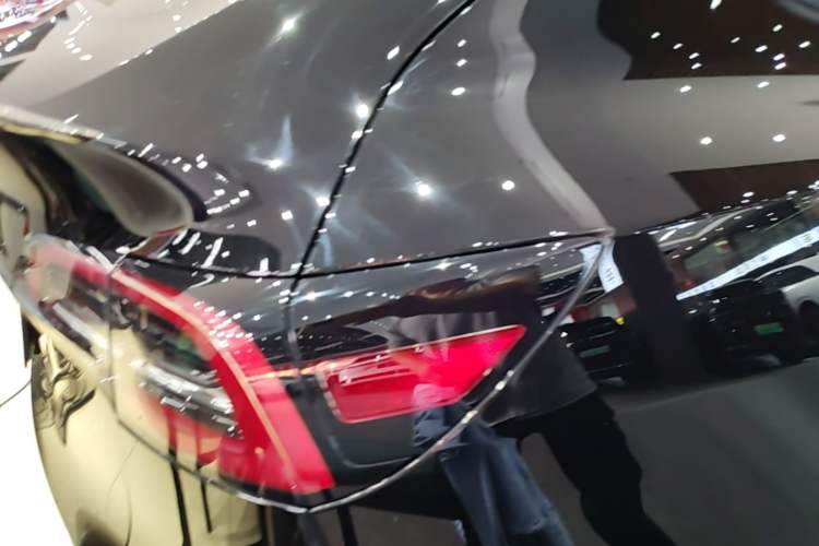 Used Tesla Model Y 2021 Standard Range Rear-Wheel Drive Version Right Rear Taillight