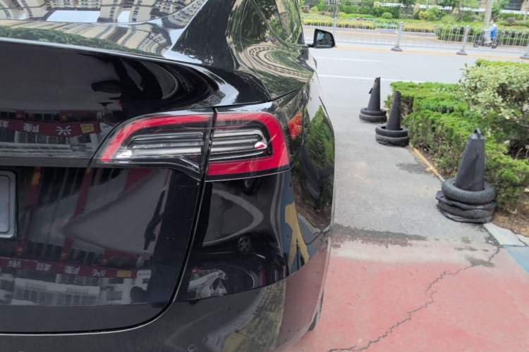 Used Tesla Model Y 2021 Standard Range Rear-Wheel Drive Version Right Rear Taillight
