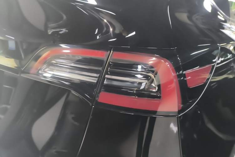Used Tesla Model Y 2021 Standard Range Rear-Wheel Drive Version Right Rear Taillight