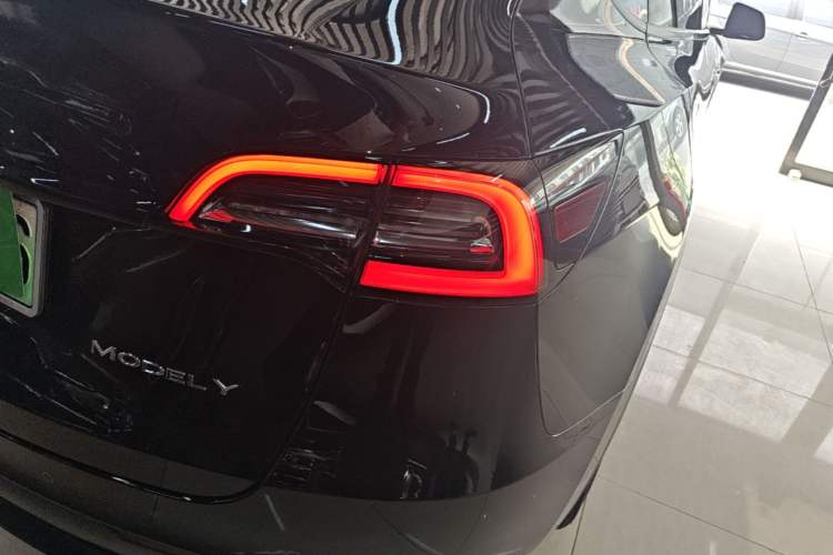 Used Tesla Model Y 2021 Standard Range Rear-Wheel Drive Version Right Rear Taillight