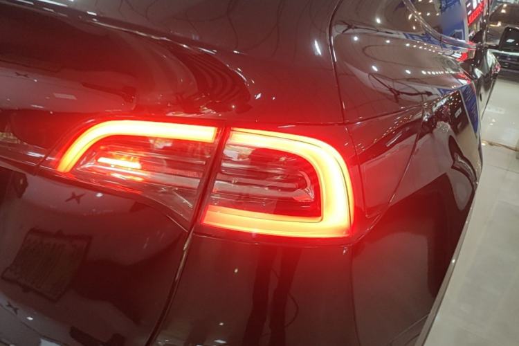 Used Tesla Model Y 2021 Standard Range Rear-Wheel Drive Version Right Rear Taillight