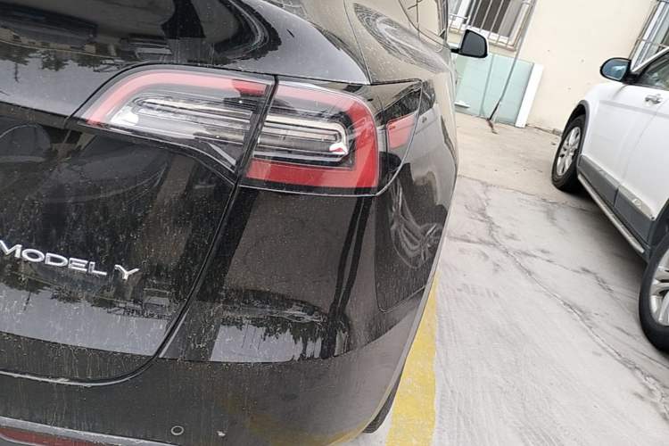 Used Tesla Model Y 2021 Standard Range Rear-Wheel Drive Version Right Rear Taillight