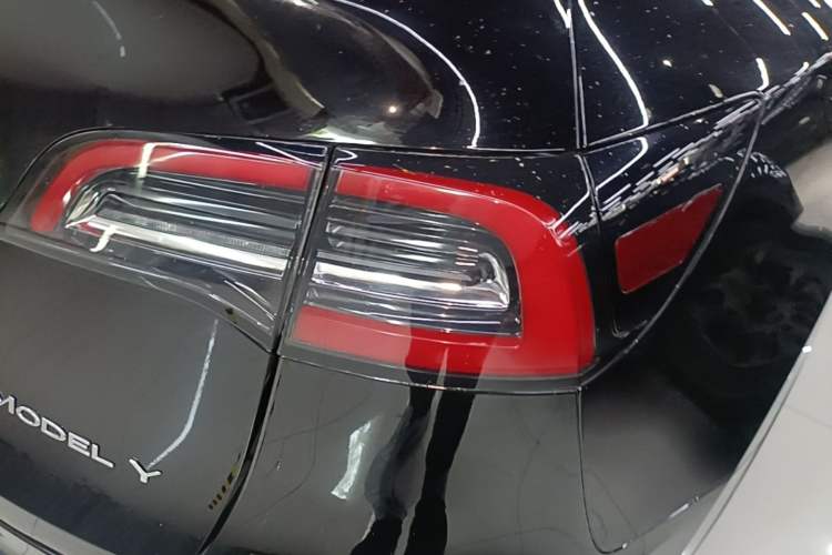 Used Tesla Model Y 2021 Standard Range Rear-Wheel Drive Version Right Rear Taillight