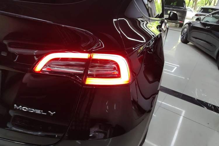 Used Tesla Model Y 2021 Standard Range Rear-Wheel Drive Version Right Rear Taillight